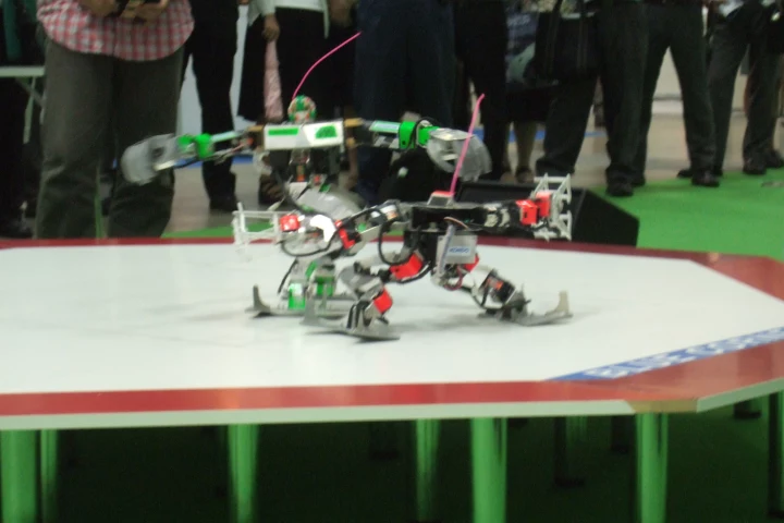 Robot wrestling: Chrome Kid and Garoo