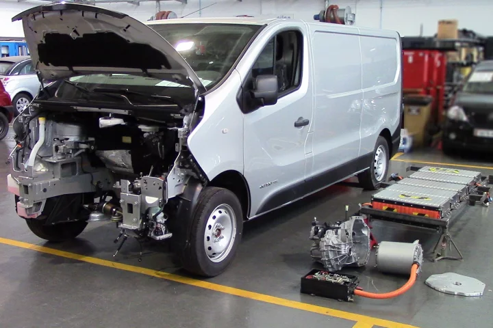 Carwatt and the Paris City Council will be experimenting with Renault commercial vehicles converted into EV operation during 2016