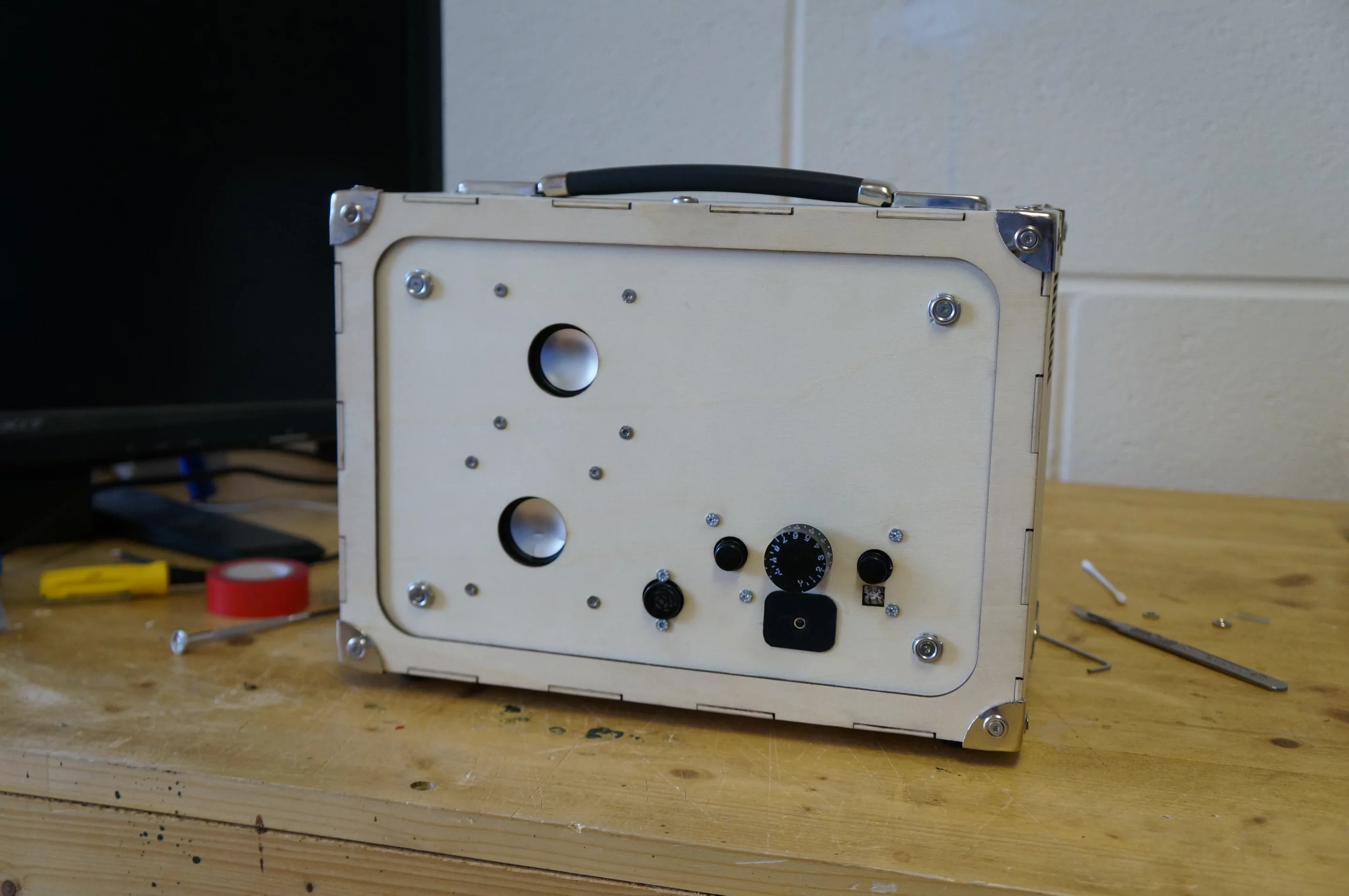 Radio without face plate (Photo: Mudlark)