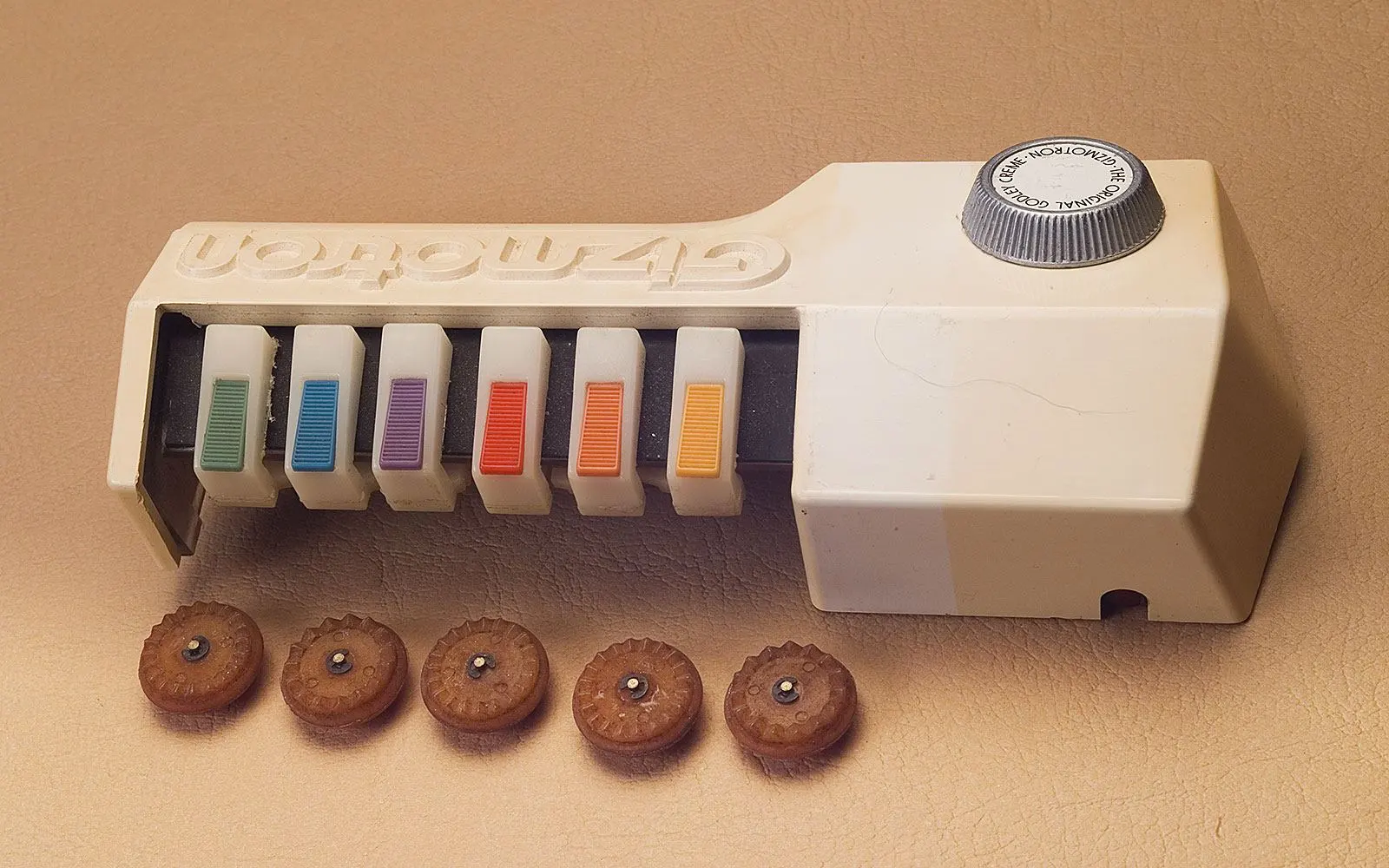 An original Gizmotron with plastic wheels removed