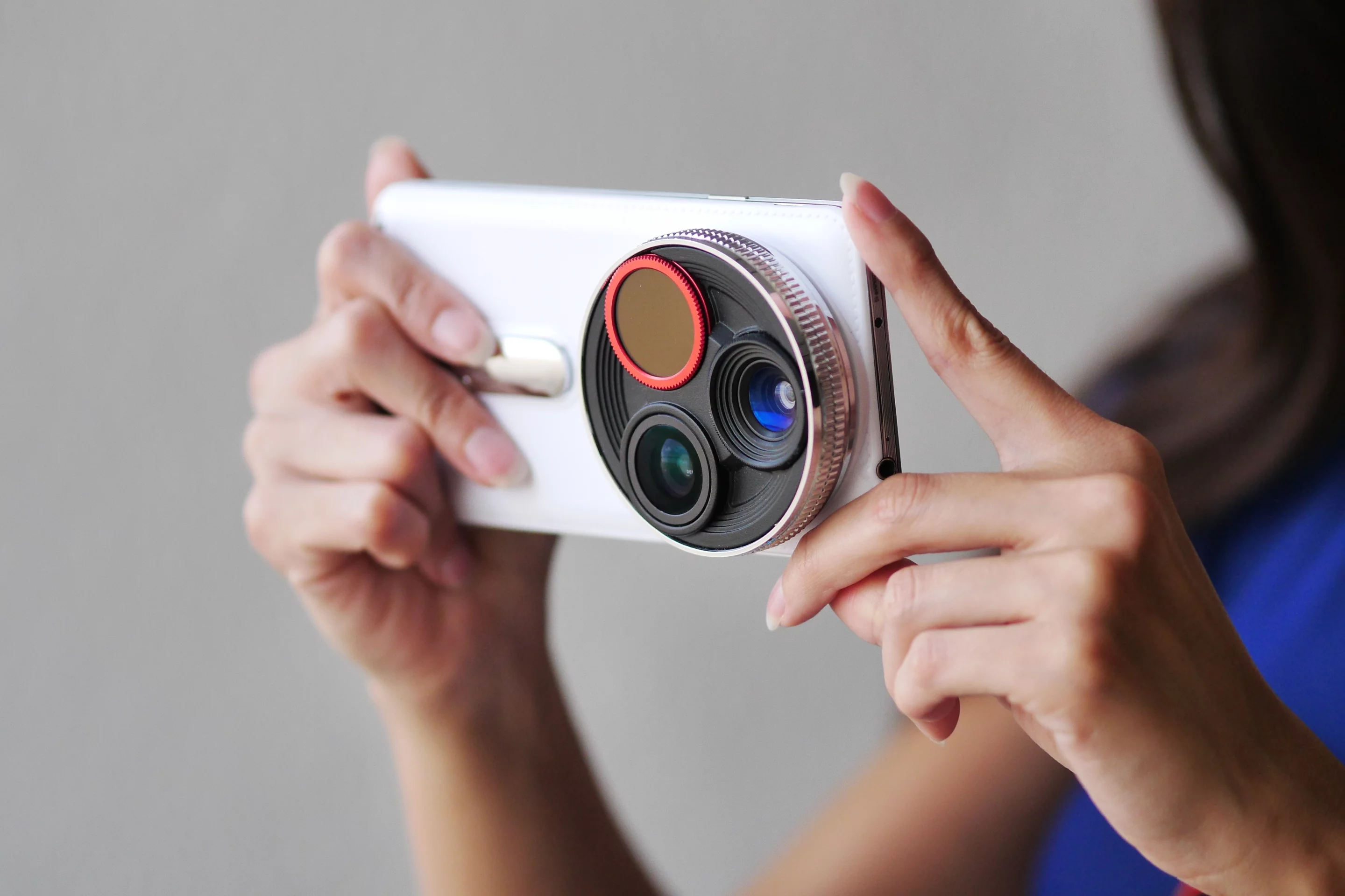 Even with the lens kit in place, the Zstylus case is reported to be slim enough to fit comfortably in a pocket