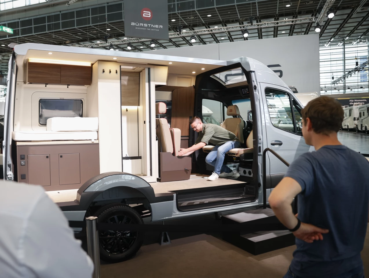 Mencoba Perabotan Interior Bergerak di Bürstner's Habiton Cutaway di Caravan Salon 2025