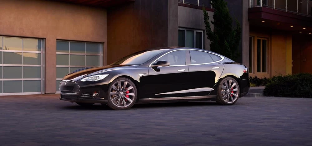 Tesla Model S owners now have autosummon capability