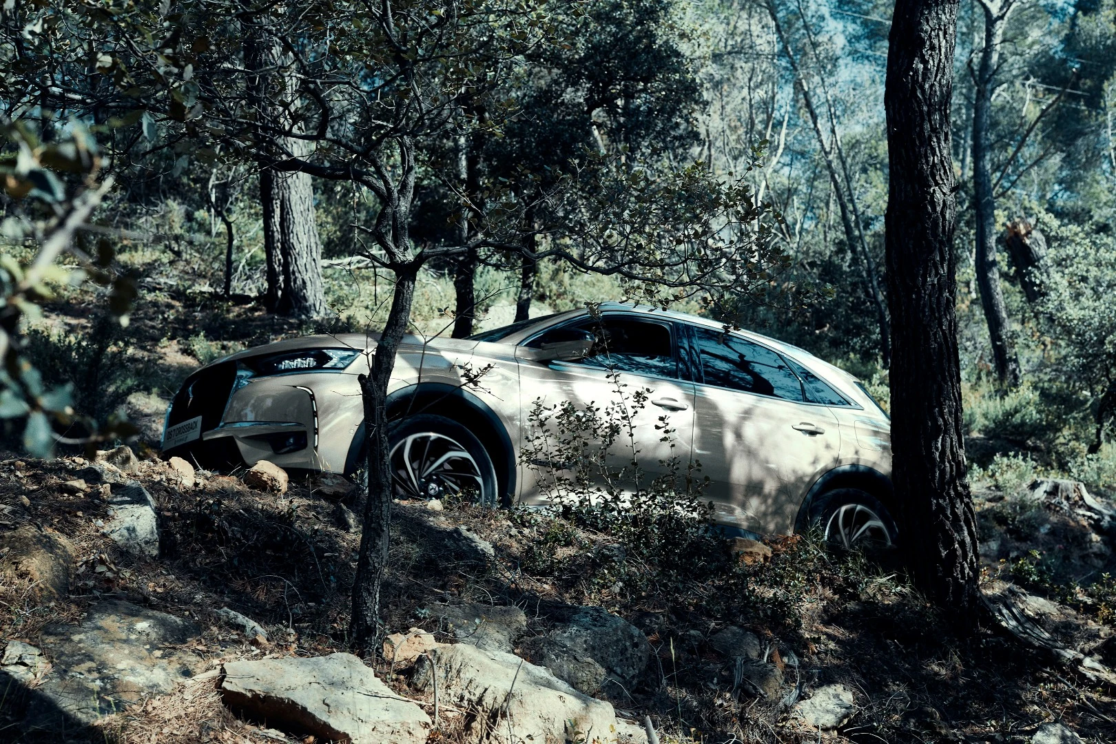 The DS 7 Crossback E-Tense is powered by a combination of a 200 horsepower (147 kW) gasoline engine and two 109 hp (80 kW) electric motors