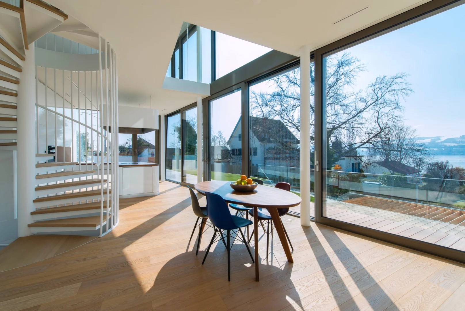 The build posed something of a challenge thanks to a undesirable (well, for a luxury home, anyway) plot