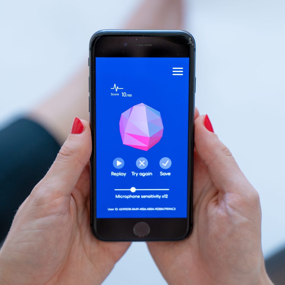 The Echoes app captures recordings of a user's heartbeat through the smartphone's microphone