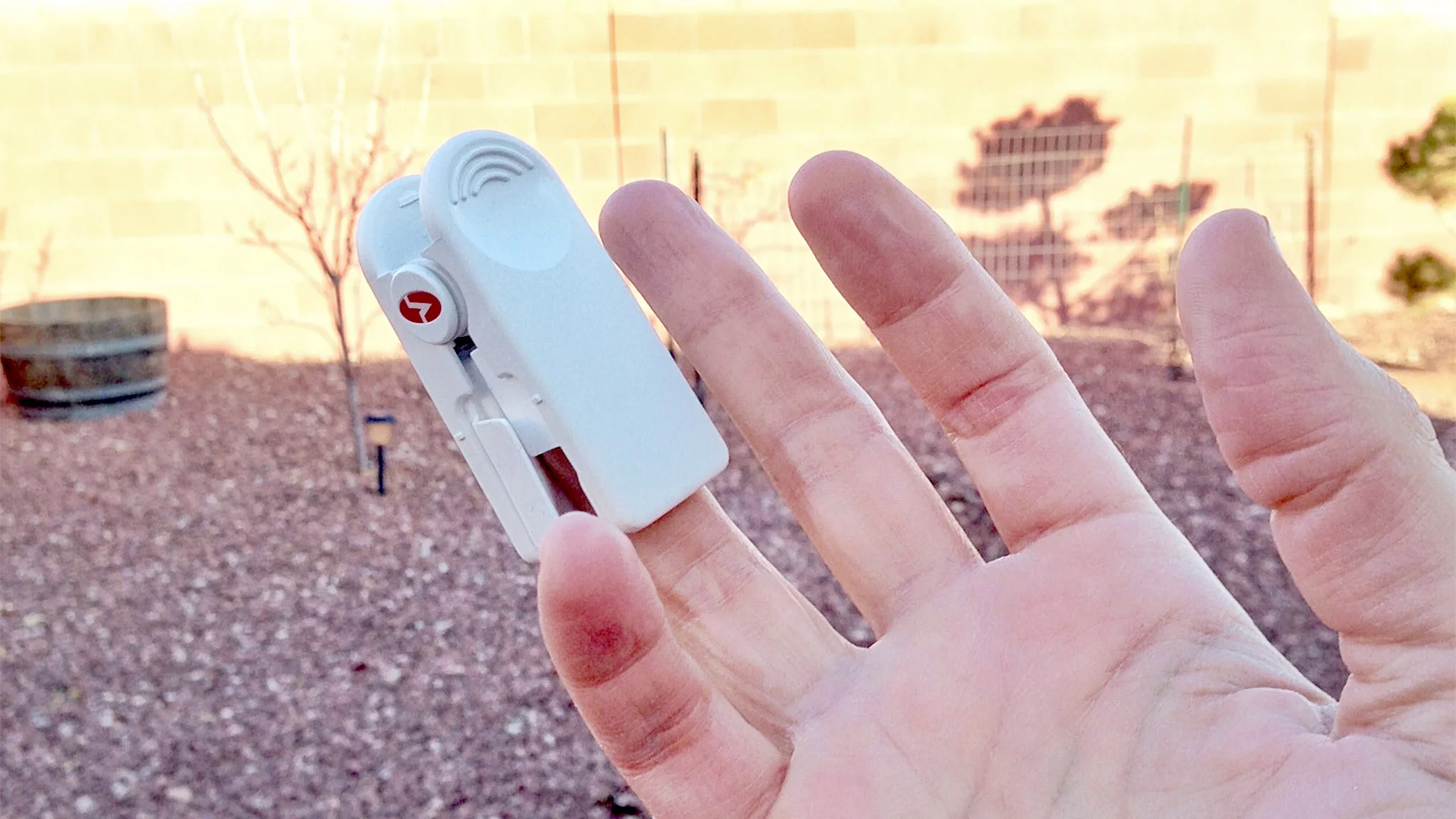 iSpO2 clamps comfortably onto your finger