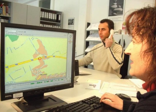 Always know who is where and what is currently being done: for example live posi-tion-finding using GPSoverIP on the screen at the taxi control center,