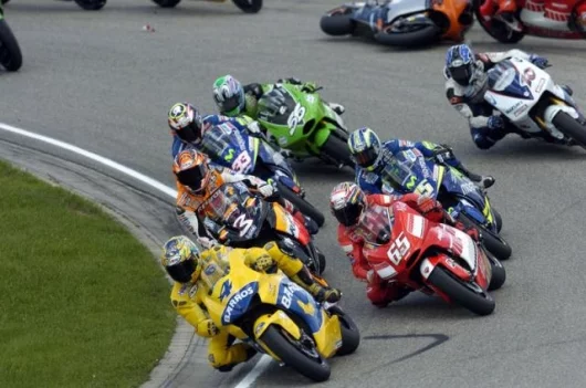 Compare this photo to the one on the previous page - it is taken just a split second after the image showing Hayden leading and the Proton KR of Shane Byrne can be seen on the ground.