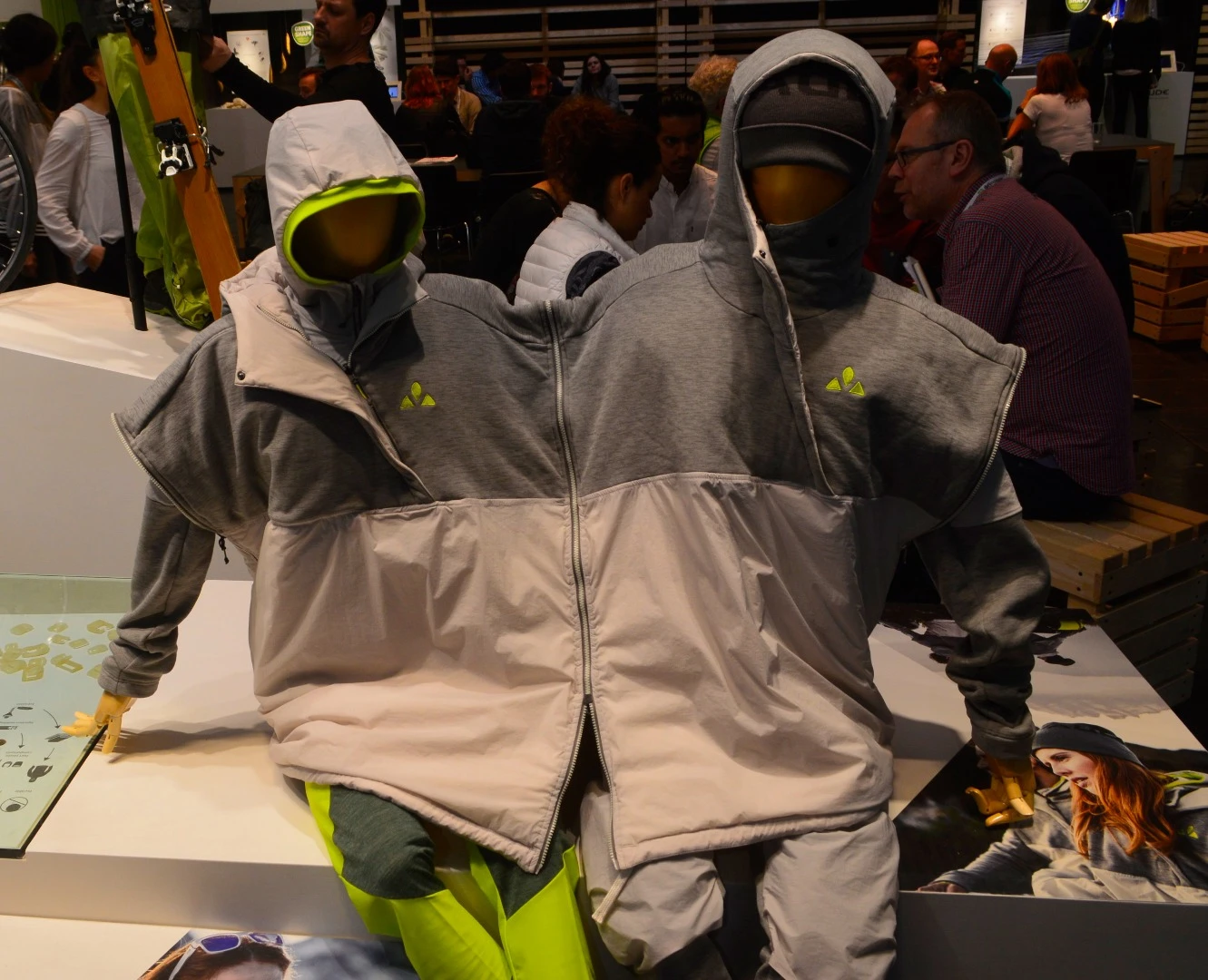 Two Vaude mannequins get cozy in a zip-together layer