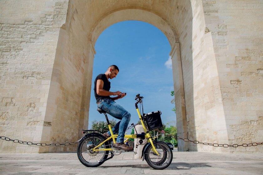 By blocking the tilt action, Tris Bike riders can stop without putting their feet down