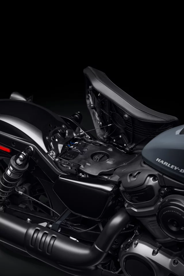 The reclining seat sits conveniently low at 688.3 mm (27.1 in), revealing the fuel tank under it