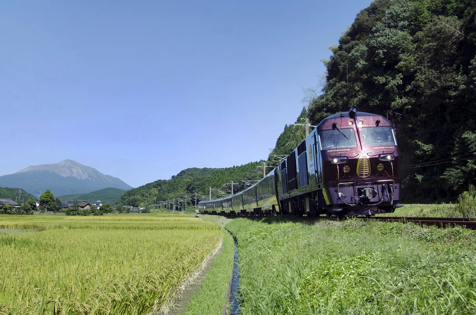 Departing from the port of Fukuoka, the luxury train travels through the northwest of Kyushu and includes a visit to the township of Mt. Aso (the biggest active volcano in Japan)