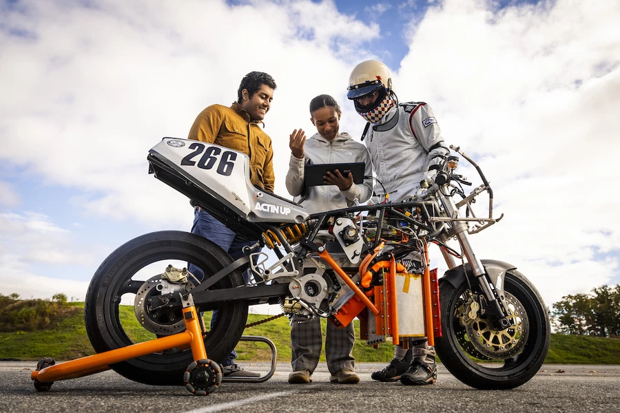 The fuel cell stack (orange) acts as a range extender for the battery in this bike. Kawasaki, by comparison, is burning hydrogen in a combustion engine