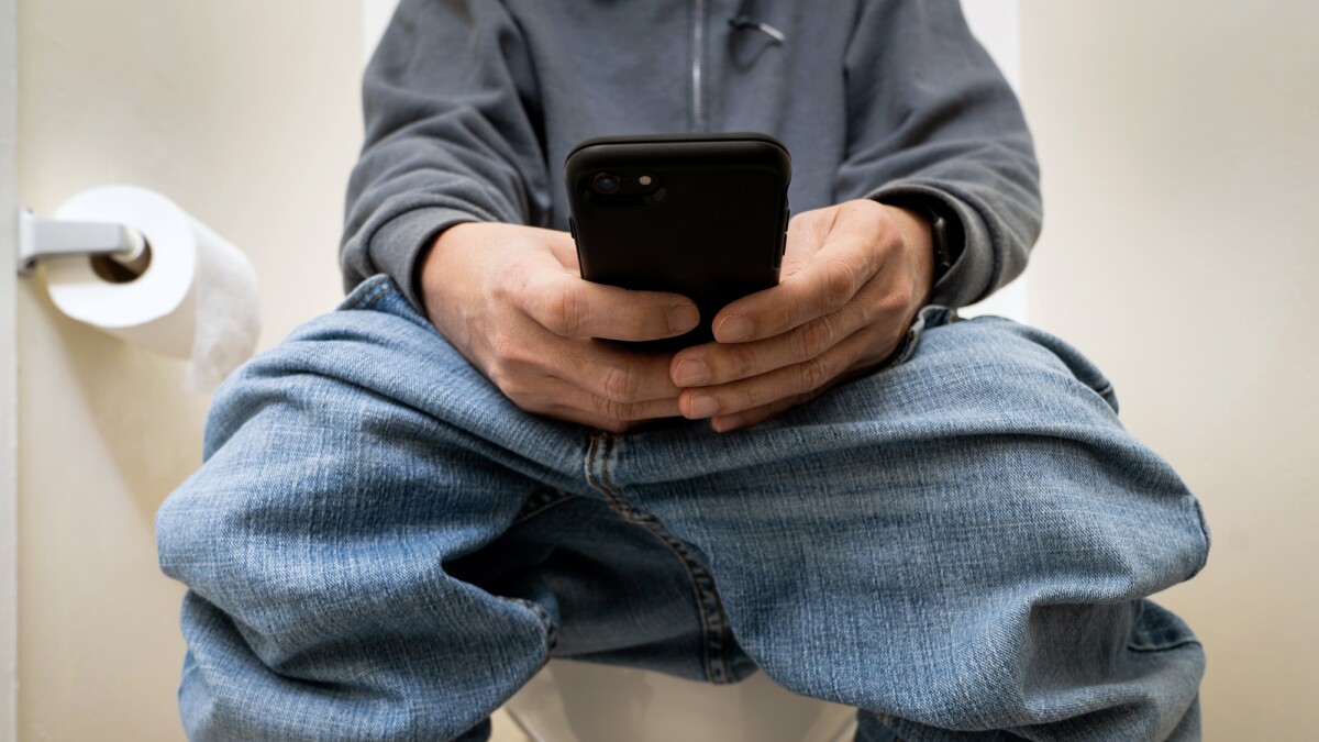 Smartphone use on toilet linked to higher hemorrhoid risk