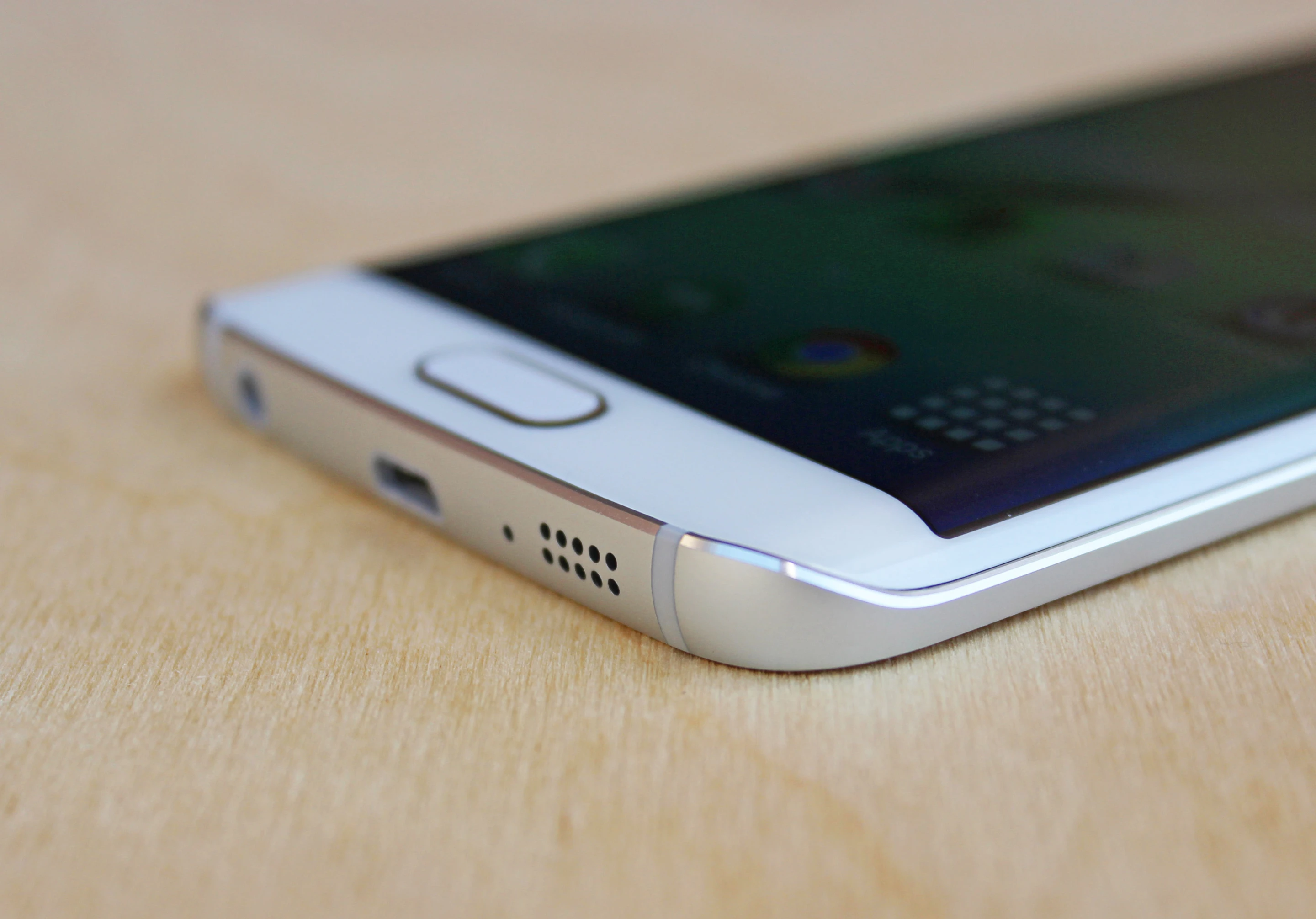While Samsung added a few edge-based software features, we find its aesthetic appeal to far outweigh those features (Photo: Will Shanklin/Gizmag.com)