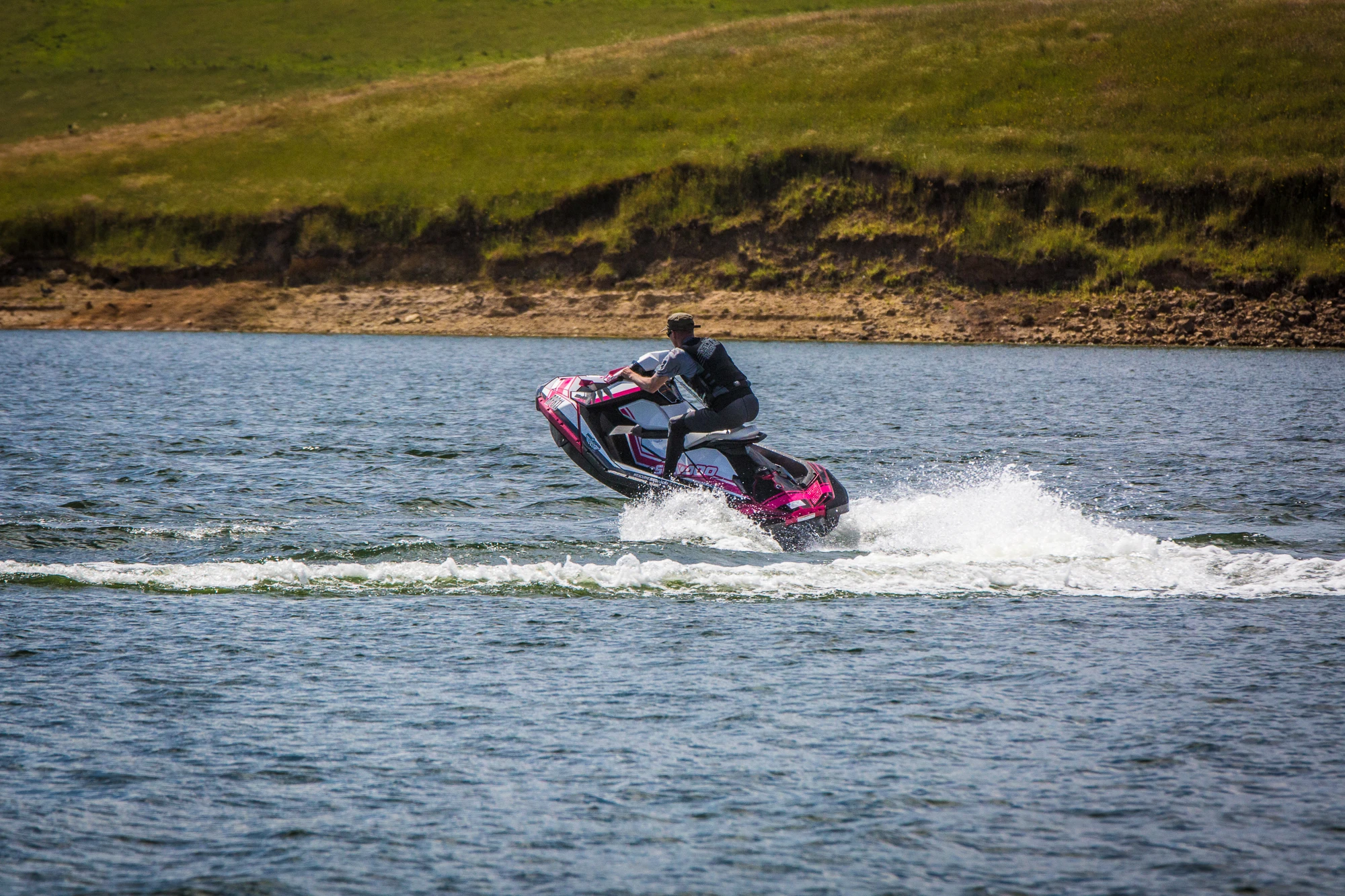 Gizmag editor Noel McKeegan throws the Sea-Doo Spark around (Photo: Loz Blain/Gizmag.com)