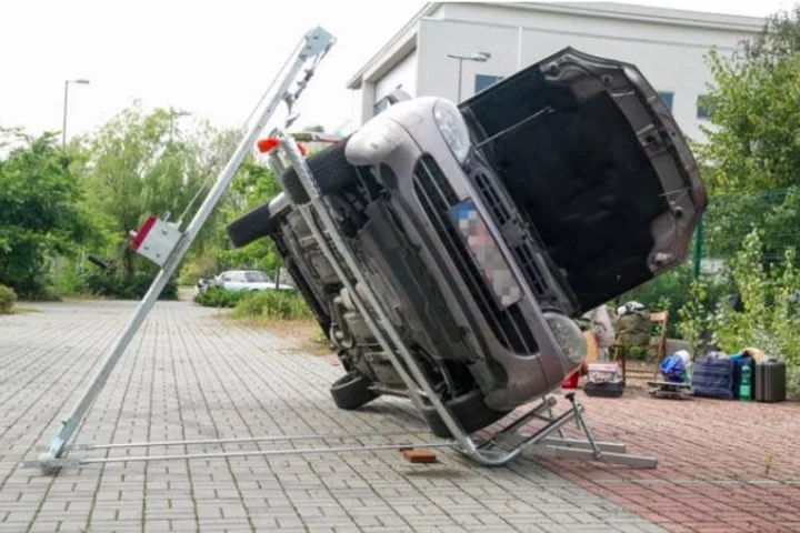 It's a Jack can reportedly tilt cars weighing as much as 3.5 tons (3.2 tonnes) up to 80 degrees