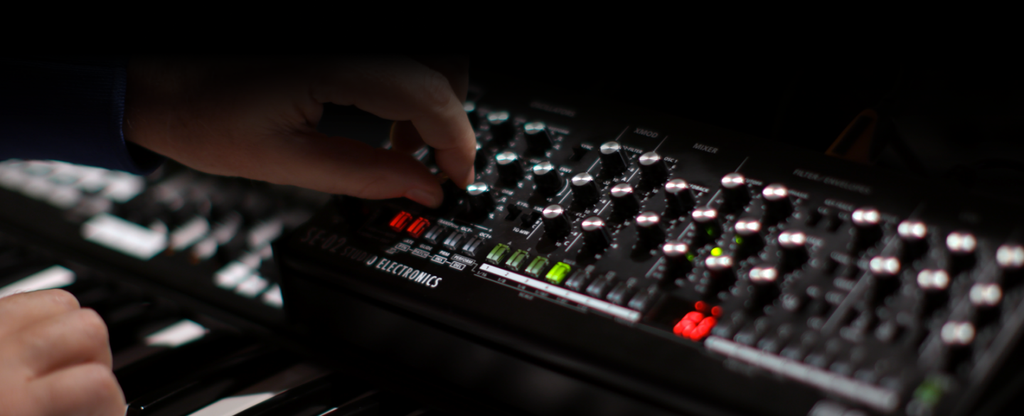 The SE-02 includes an integrated 16-step sequencer, with players able to build up to 16 songs from 128 locally-stored patterns
