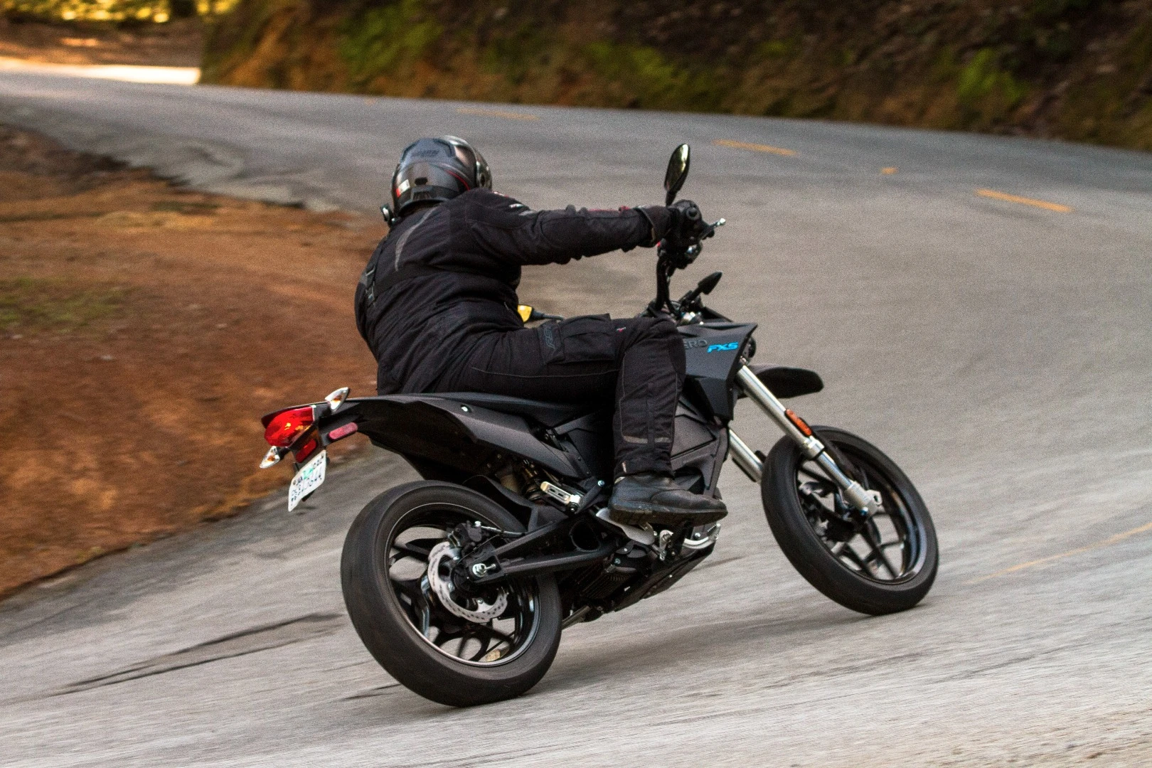 2016 Zero FXS: 44 horsepower and 70 foot-pounds of torque make for snappy corner exits