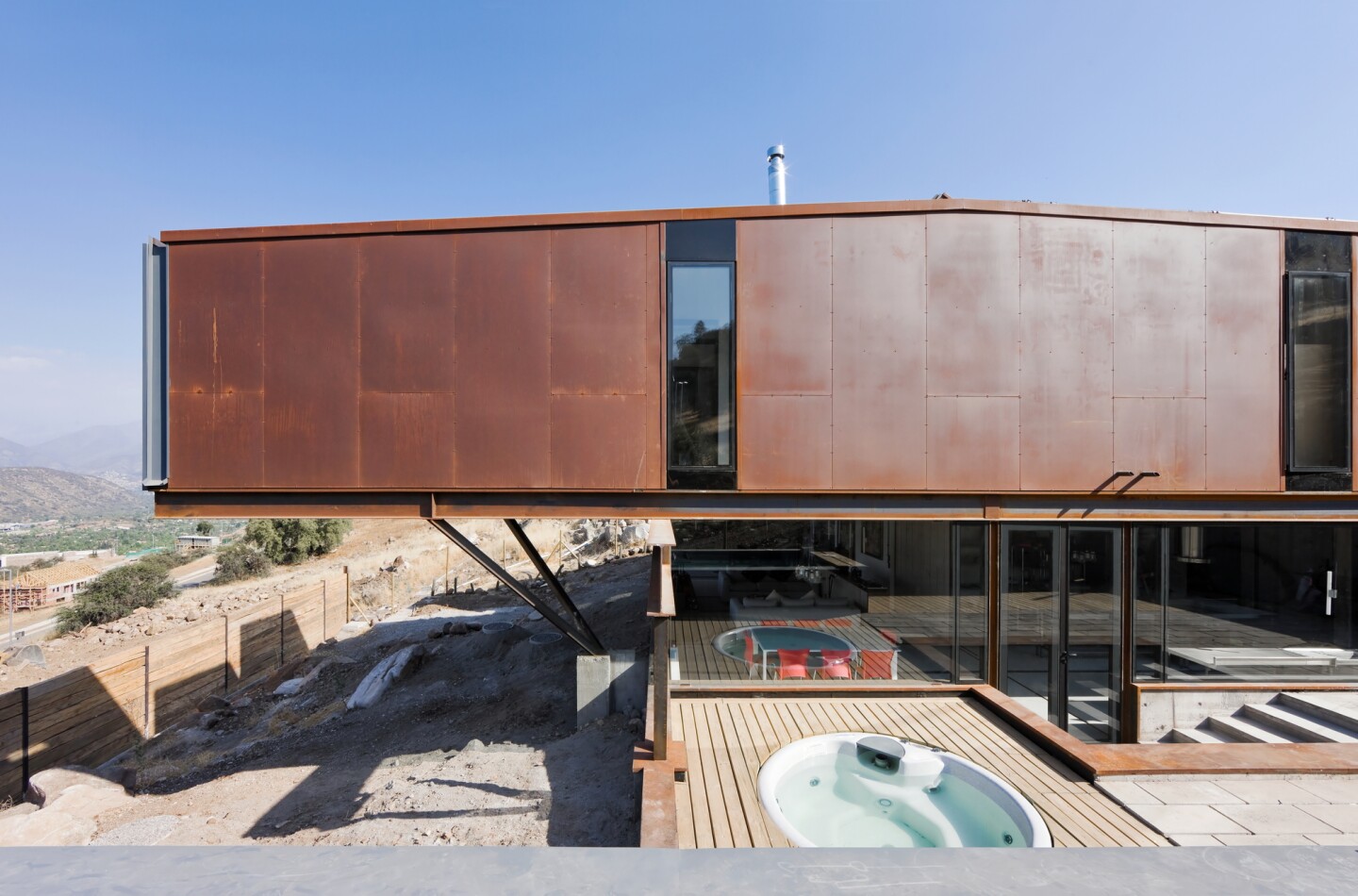 An open-top shipping container serves as a swimming pool (Photo: Sergio Pirrone)