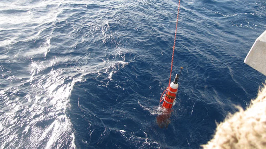The SOLO-TREC autonomous underwater vehicle is deployed off the coast of Hawaii on an ocean endurance test, November 30, 2009 (Image: NASA/JPL/US Navy/Scripps Institution of Oceanography)