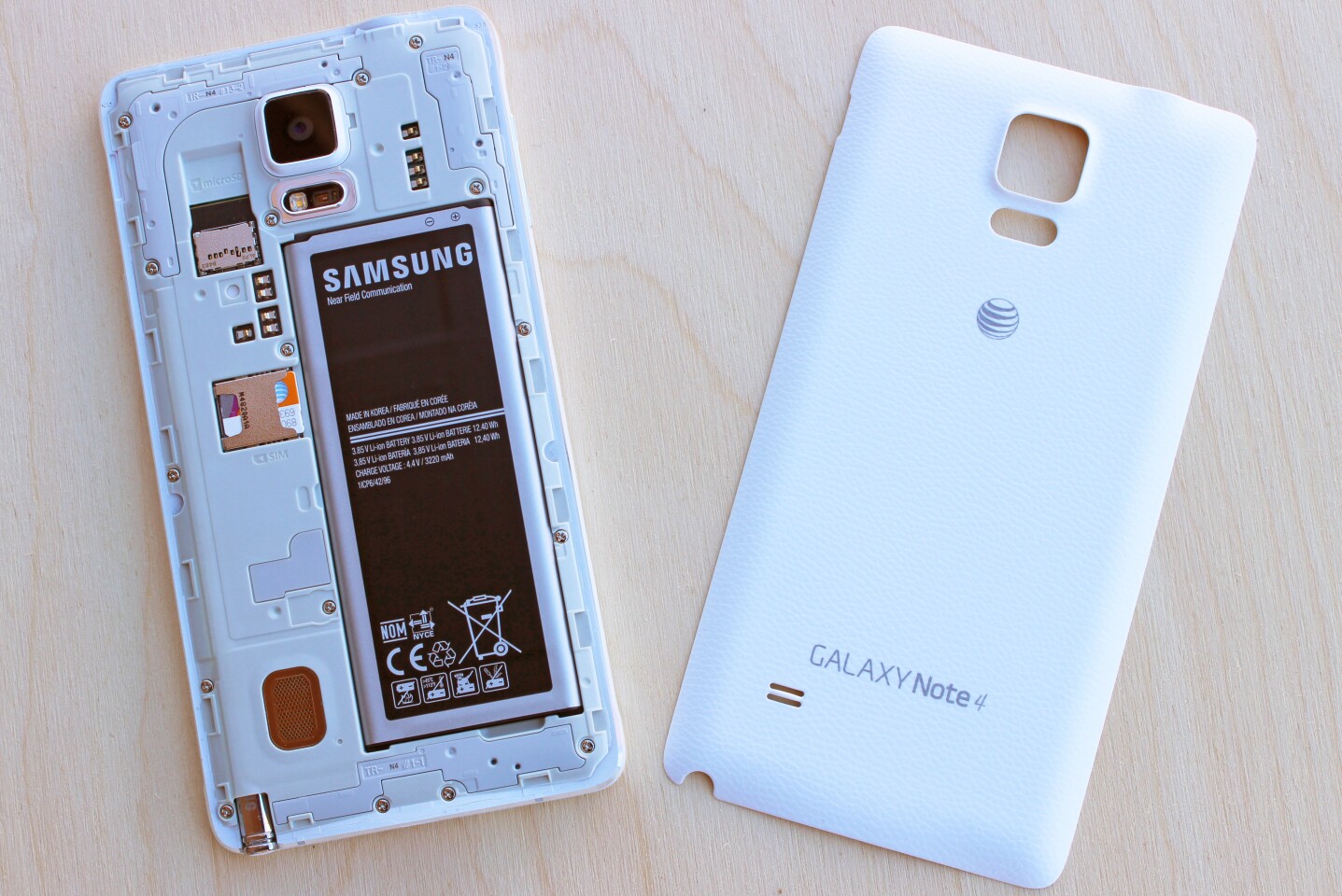 Samsung Galaxy Note 4 with battery cover removed (Photo: Will Shanklin/Gizmag.com)