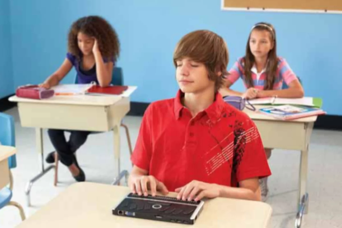 The BrailleNote Apex from HumanWare takes advantage of communications technologies and makes them available to blind people