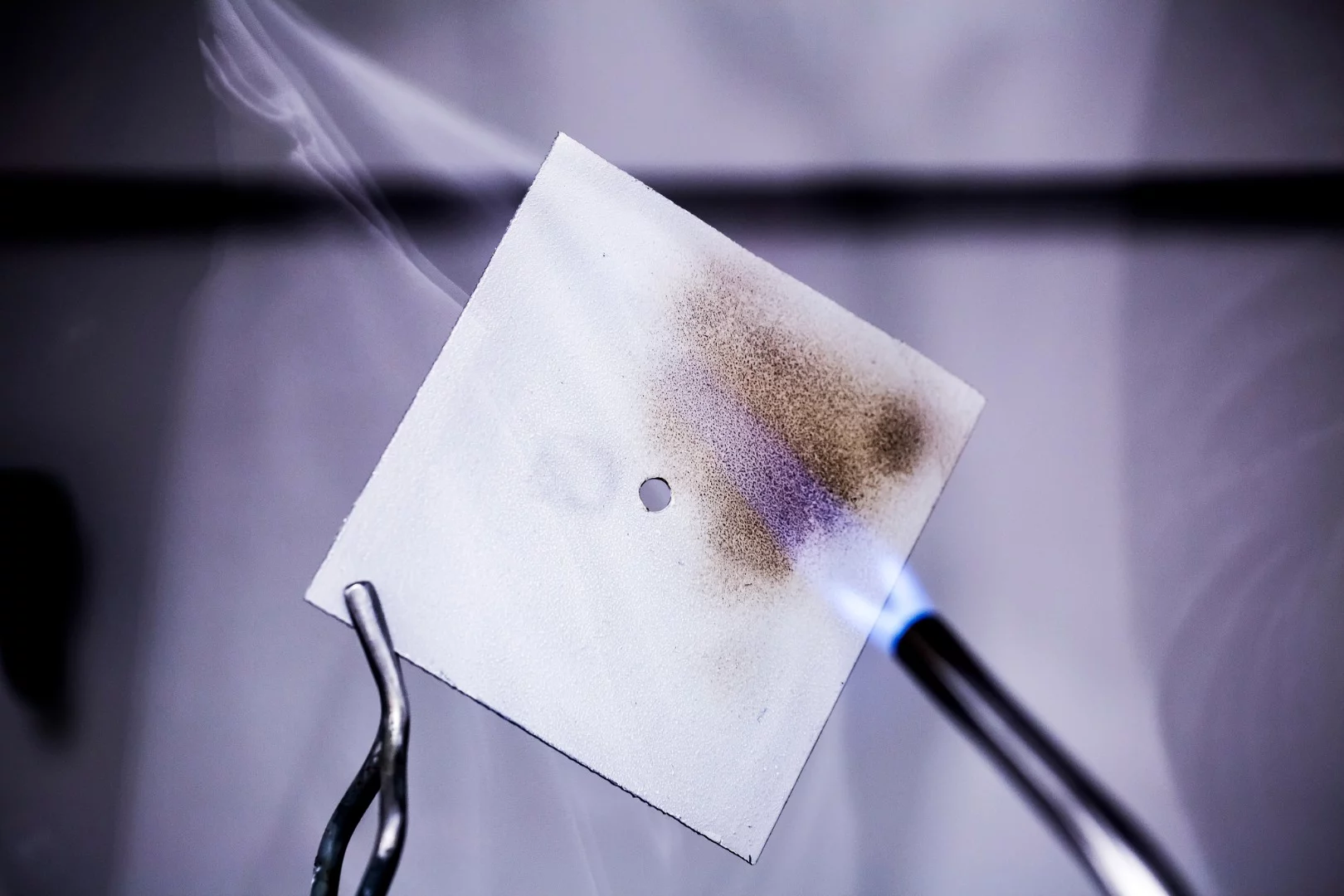 A new superhydrophobic, self-healing material self-heals itself, even when exposed to flame