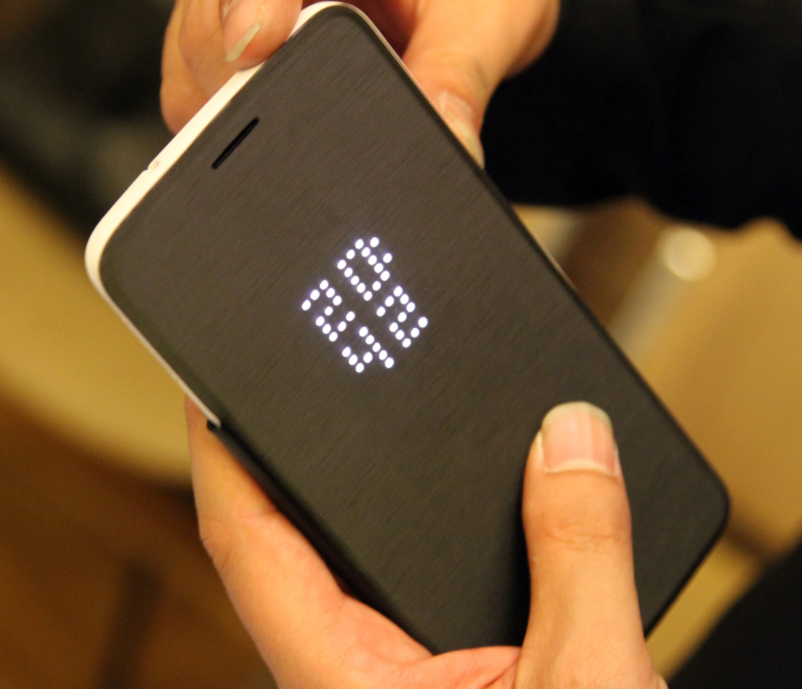 Alcatel also had a cover with embedded LEDs that displayed music volume or the time (Photo: Gizmag)