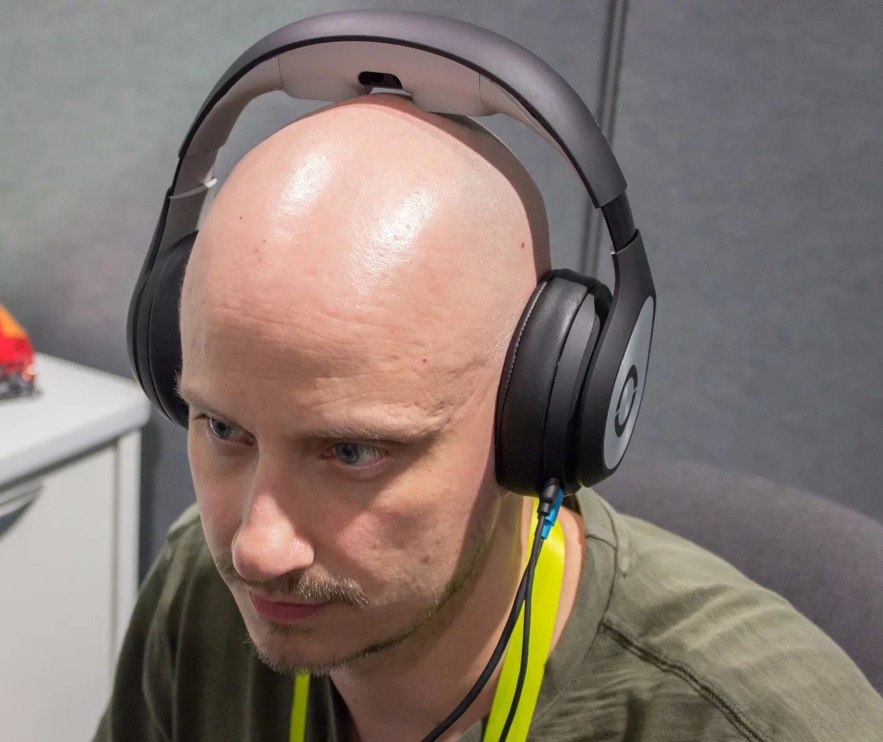 The top part gives it away a little bit, many will just assume this is another pair of cans