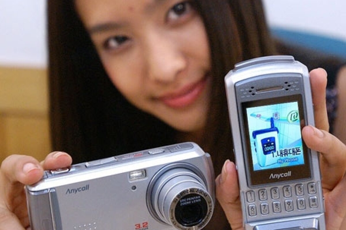 Samsung combines midrange camera with phone