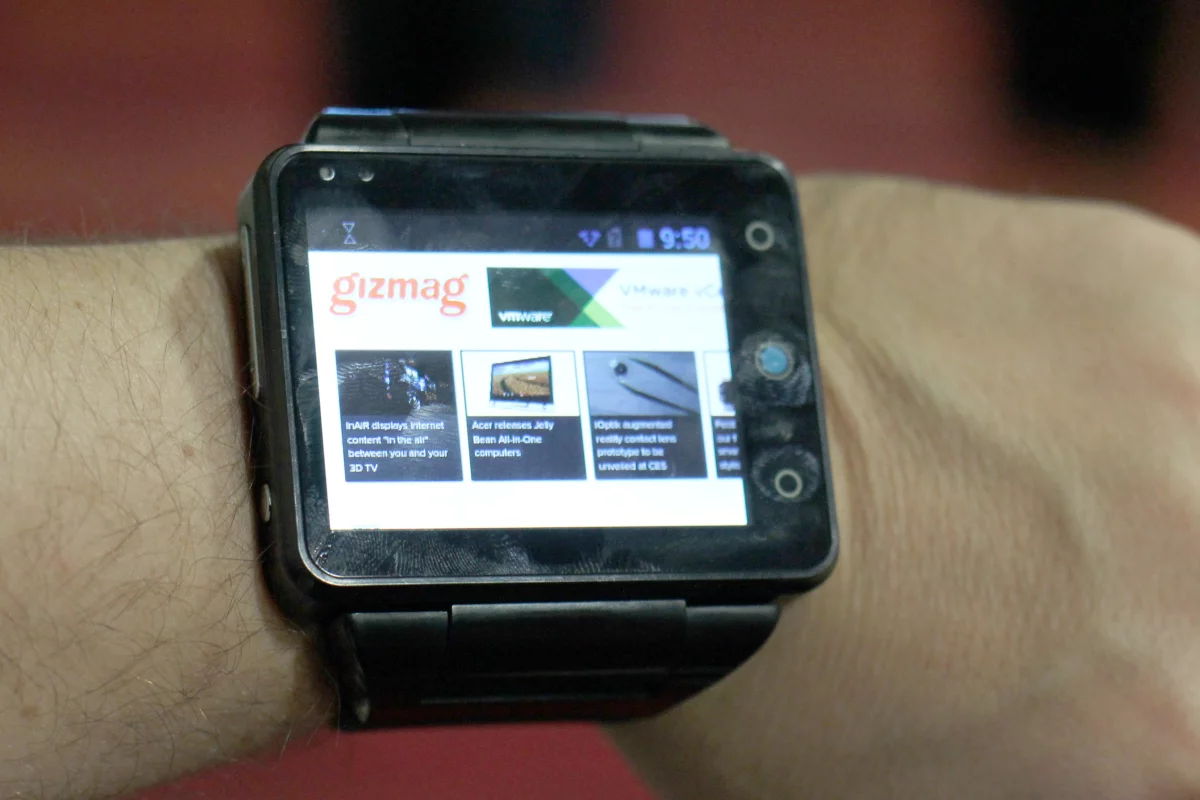 Gizmag goes hands-on with the Neptune Pine, a smartwatch that can actually replace your smartphone