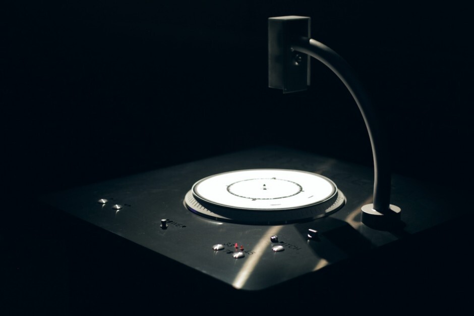 The setup comprises a graphic disk reader and blank surface which takes the place of a vinyl record