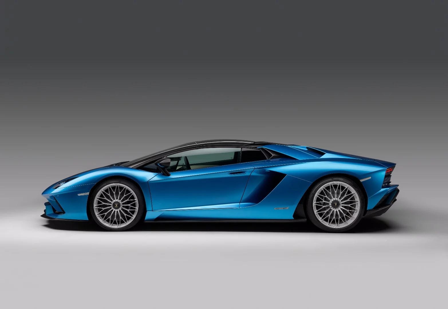 The roof of the Aventador S Roadster can be stored in the trunk