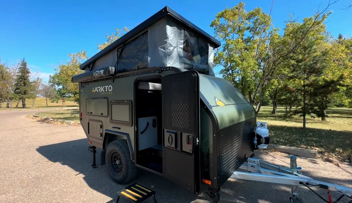 Arkto C10 baru adalah trailer bergaya persegi dengan atap pop-up, interior dua tingkat, dan semua yang Anda perlukan untuk bertahan hidup selama beberapa waktu.