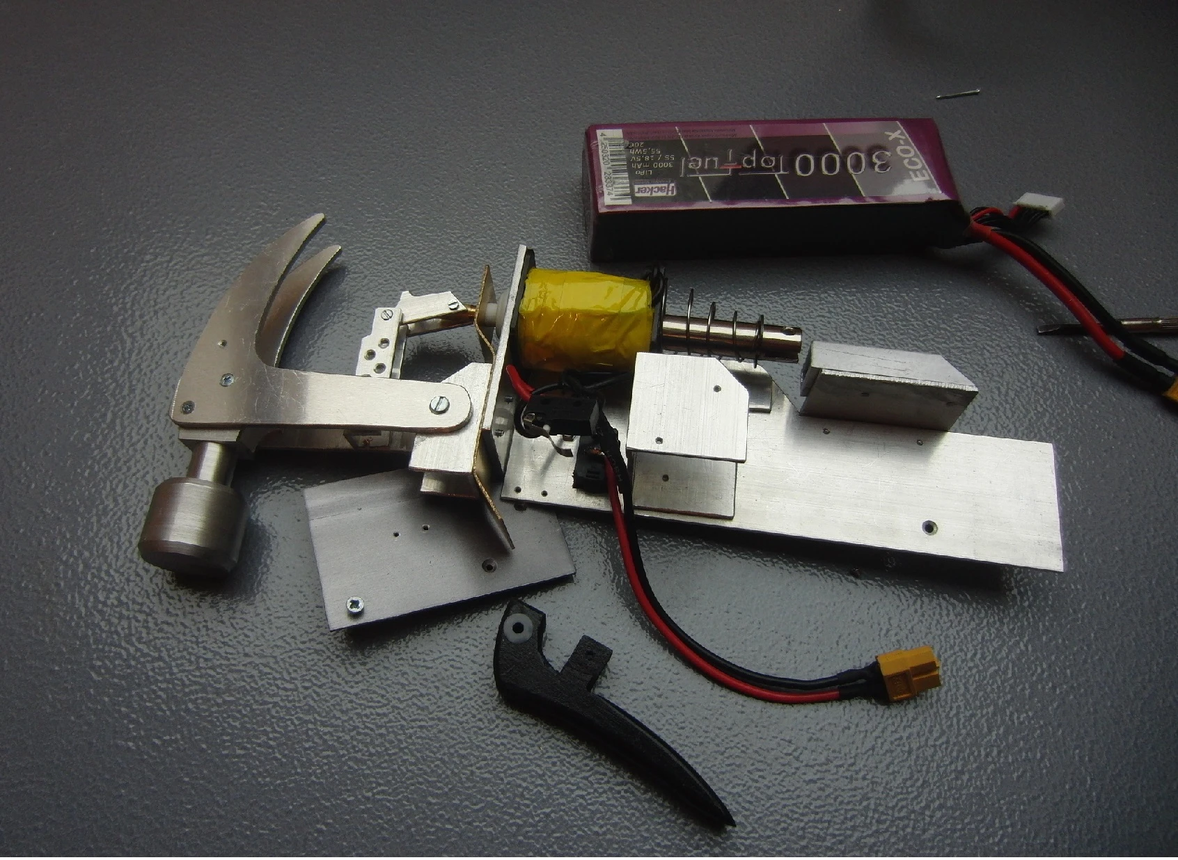 The electric hammer is powered by an 18.5-volt, 3,000-mAh lithium-polymer battery, and is built from scratch mainly out of aluminum