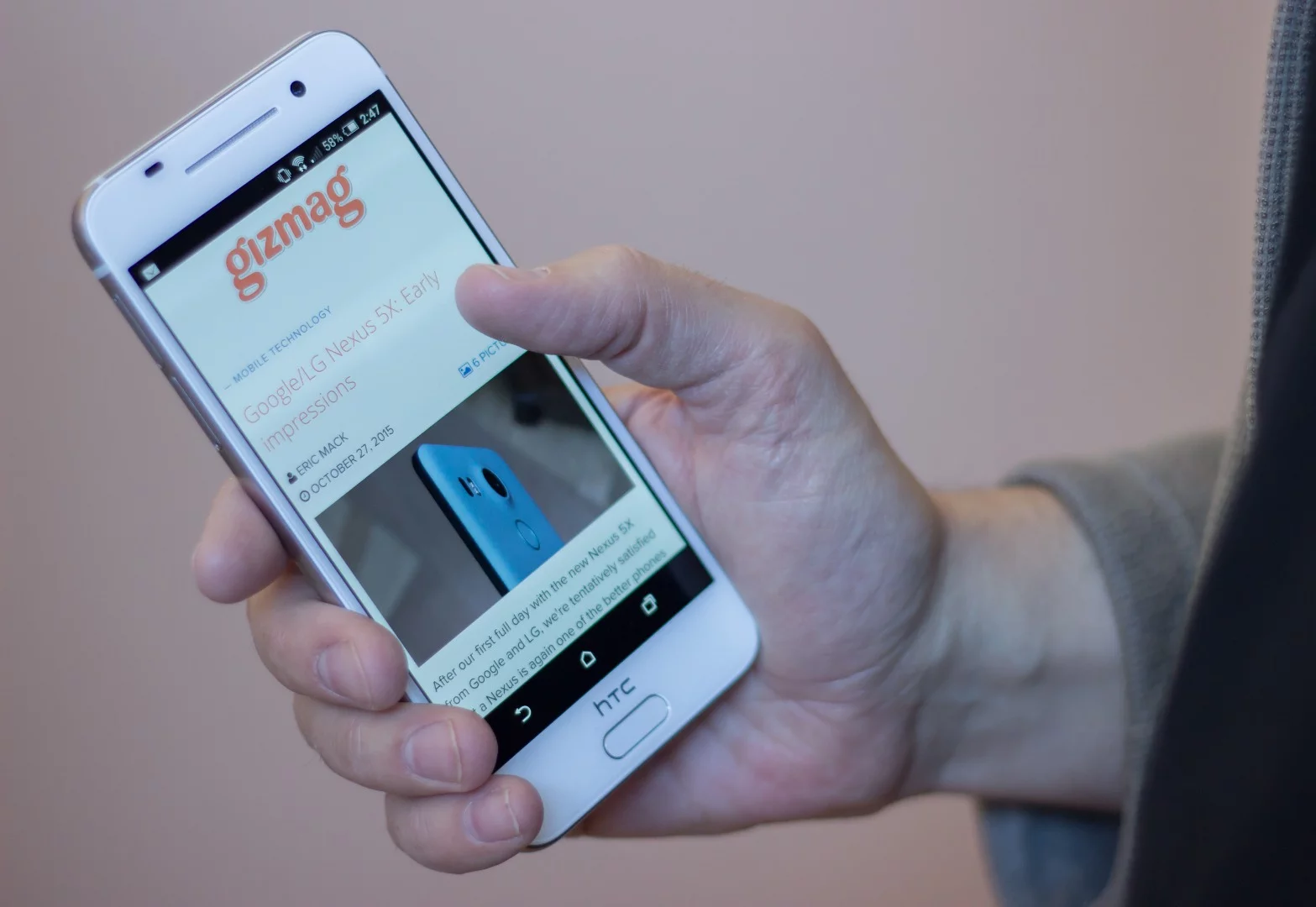 The One A9 feels very light in hand, at 143 g (5.04 oz)