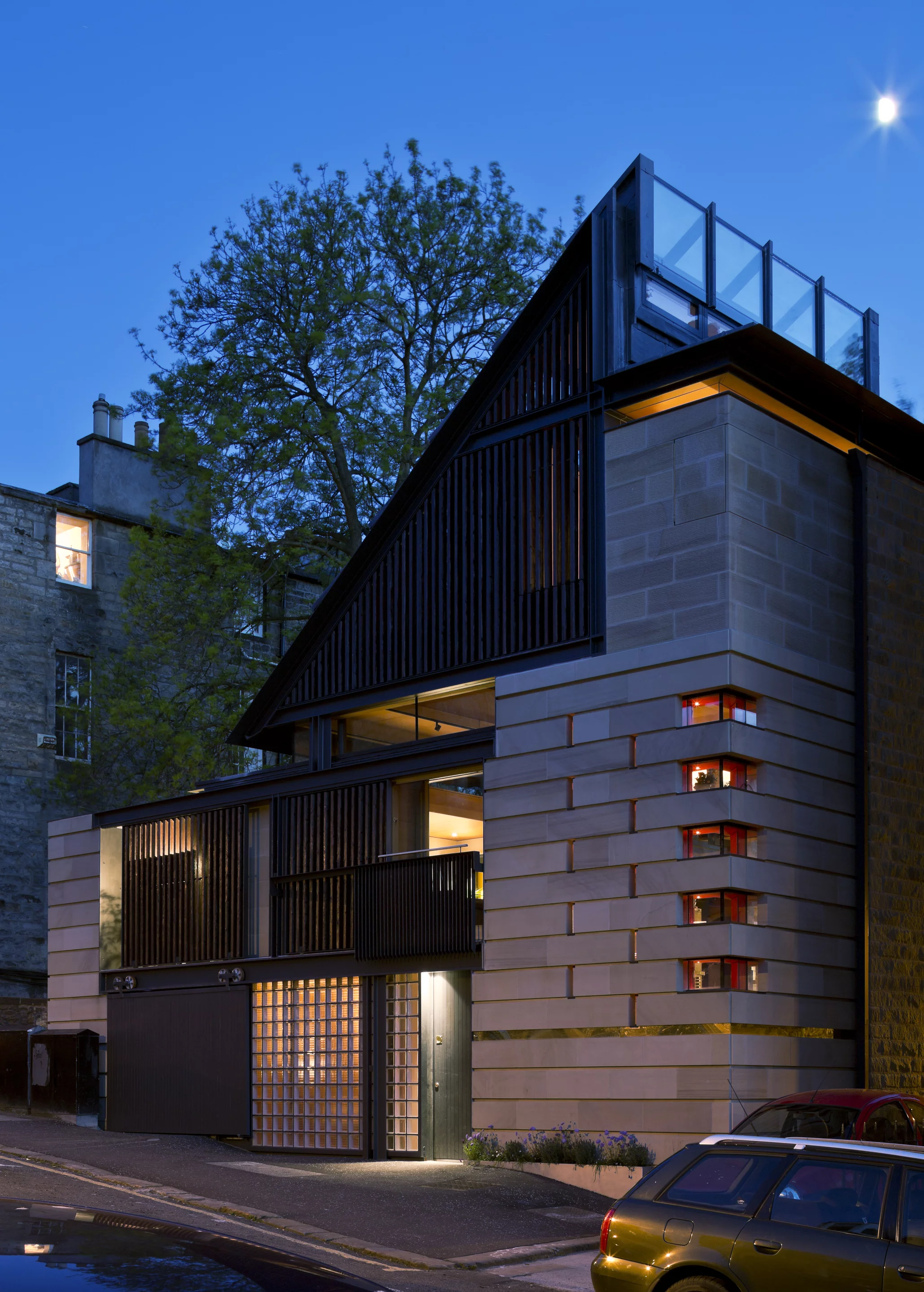 Murphy House is located on a cramped plot measuring just 11 x 6 m (36 x 19 ft)