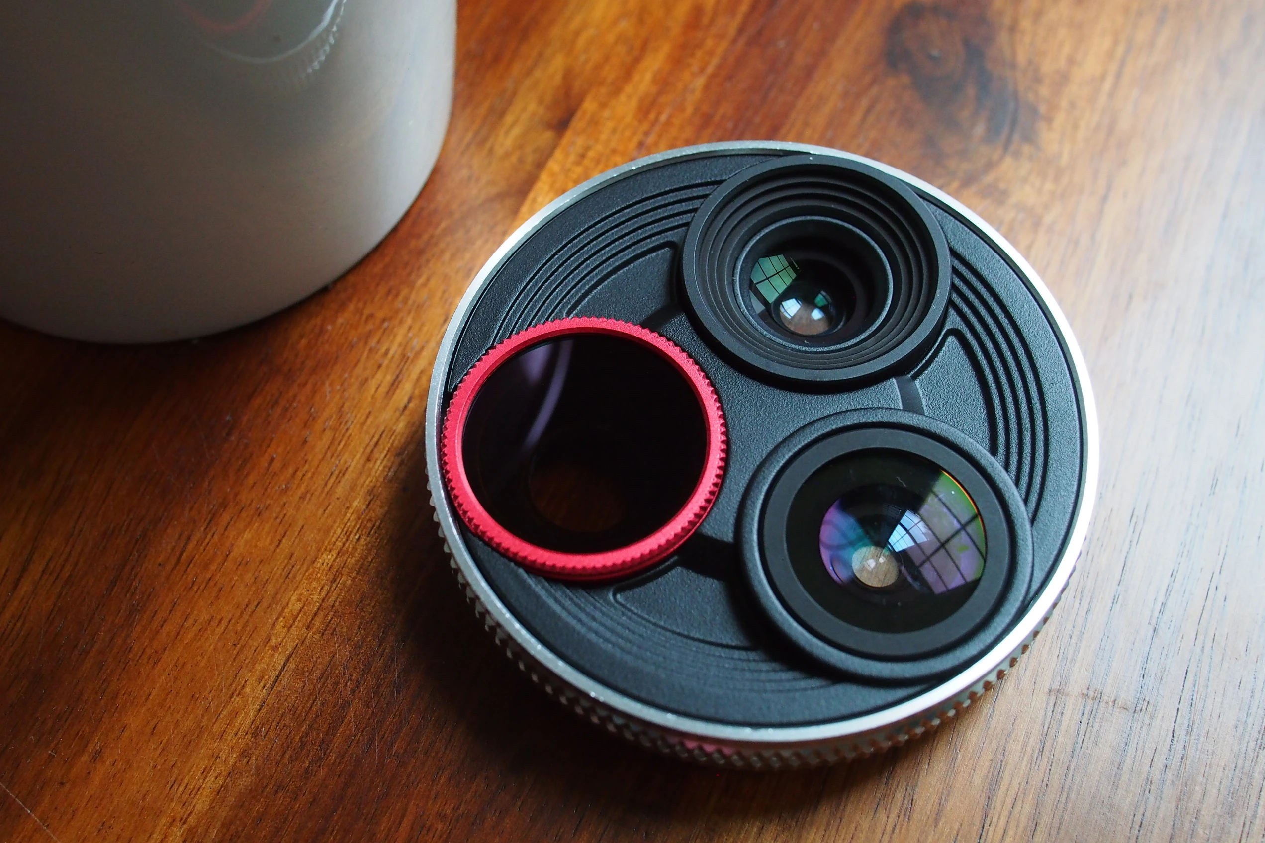The RV-1 includes a circular polarizer lens, a fisheye lens, ans a 2-in-1 wide angle/macro lens