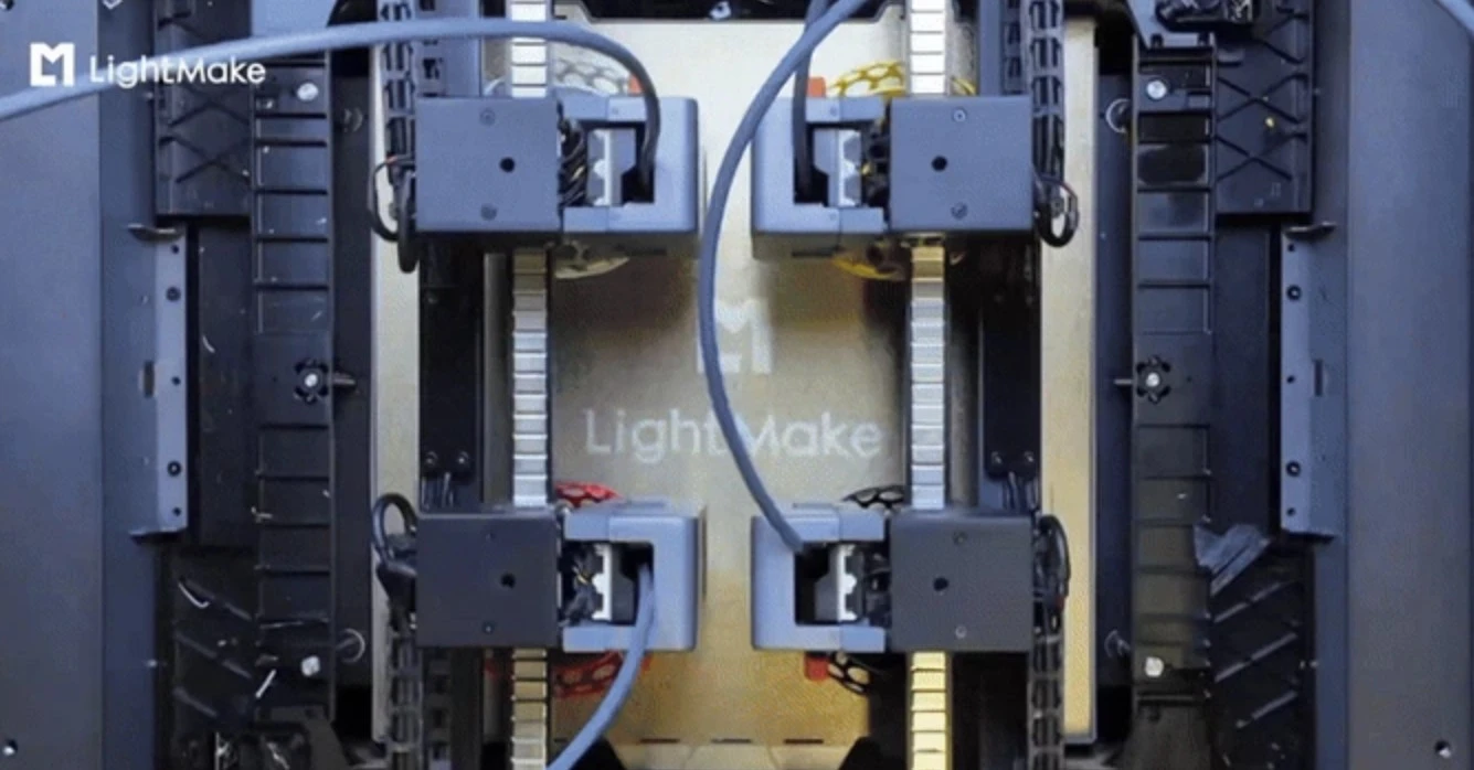 Una vista superior del interior muestra los cuatro cabezales independientes montados sobre rieles lineales dobles para trabajos multimaterial o en lotes paralelos