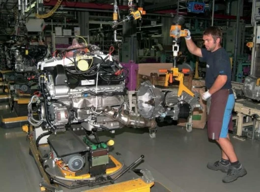 The five litre V10 on the production line