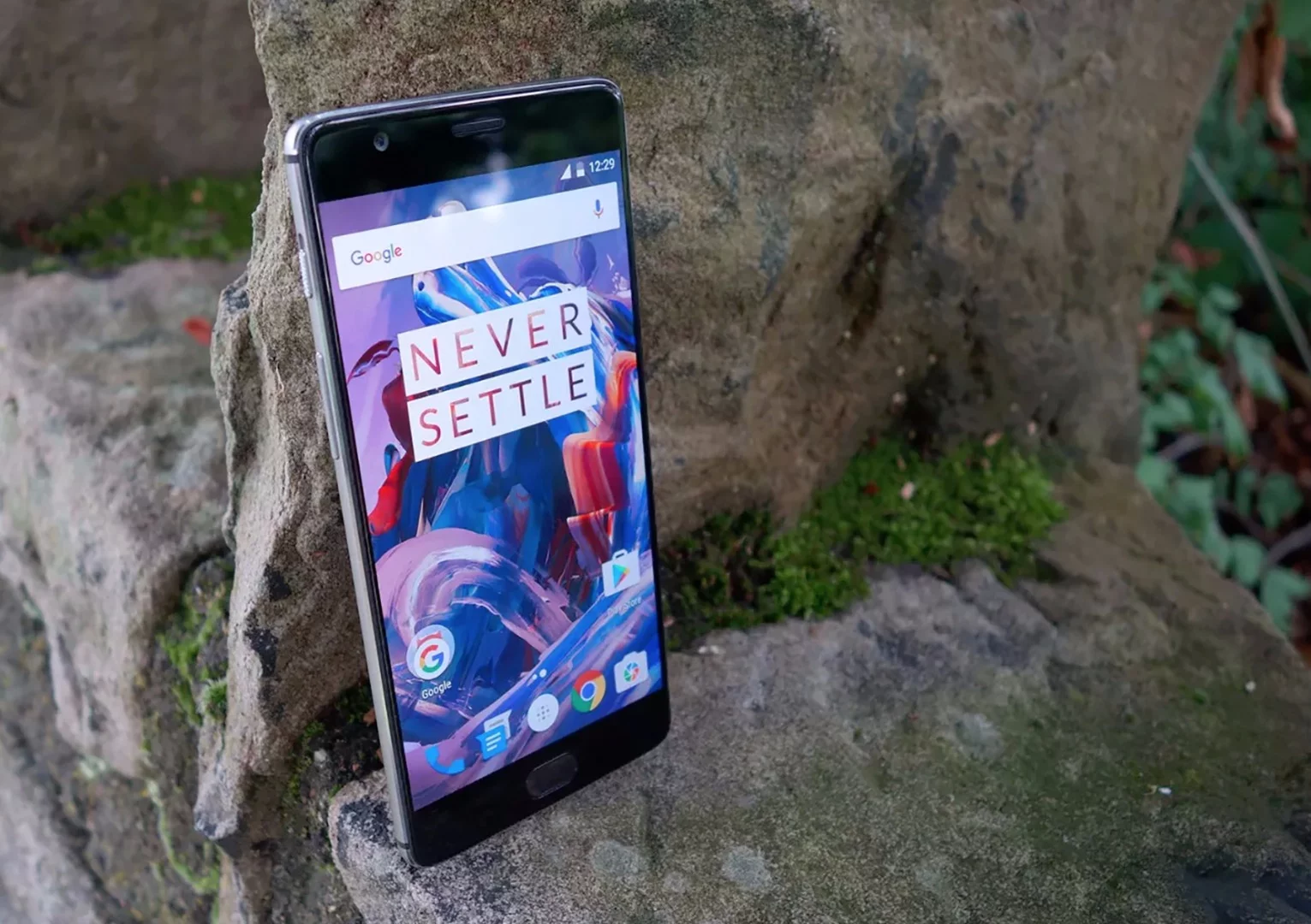 The phone houses a Snapdragon 820 CPU and a huge 6 GB of RAM