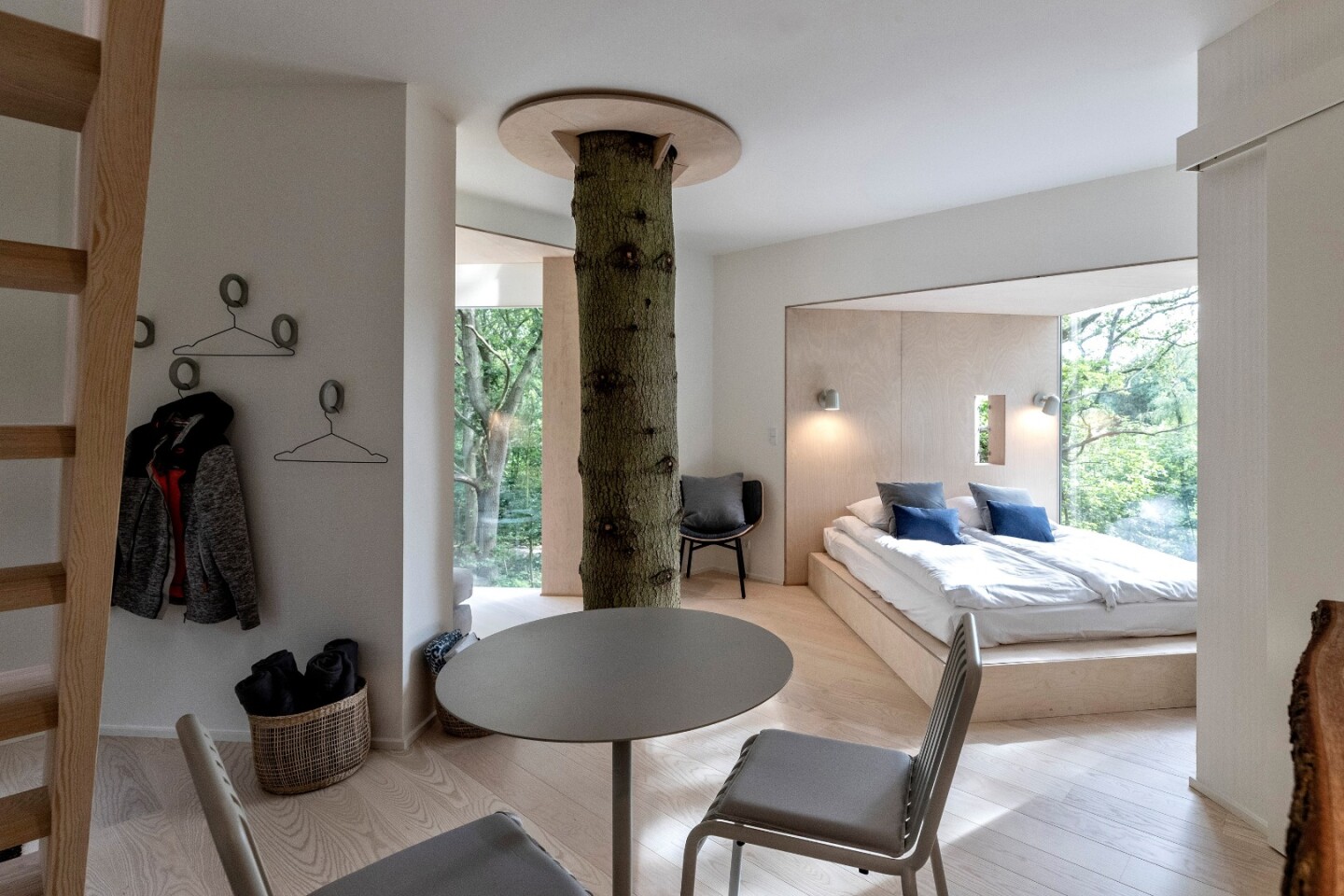 Each of the Løvtag Hotel cabins has a kitchen with water, electricity and plumbing and is designed to sleep four