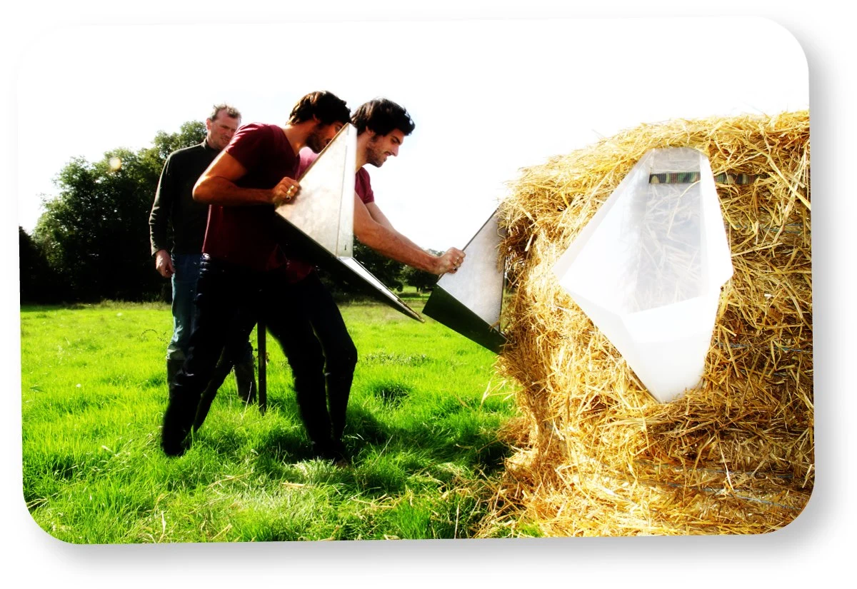 The spike on the end just needs to be inserted into the hay at a comfortable height and then secured with a strap that wraps around the entire bale