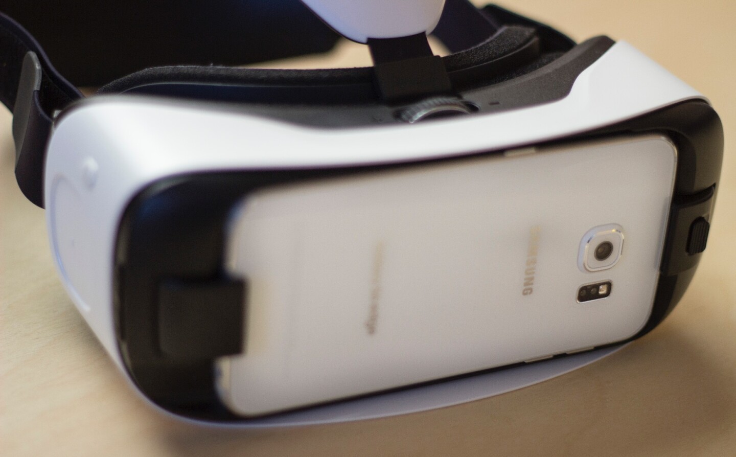 The Galaxy S6 edge inside the new Gear VR (Photo: Will Shanklin/Gizmag.com)
