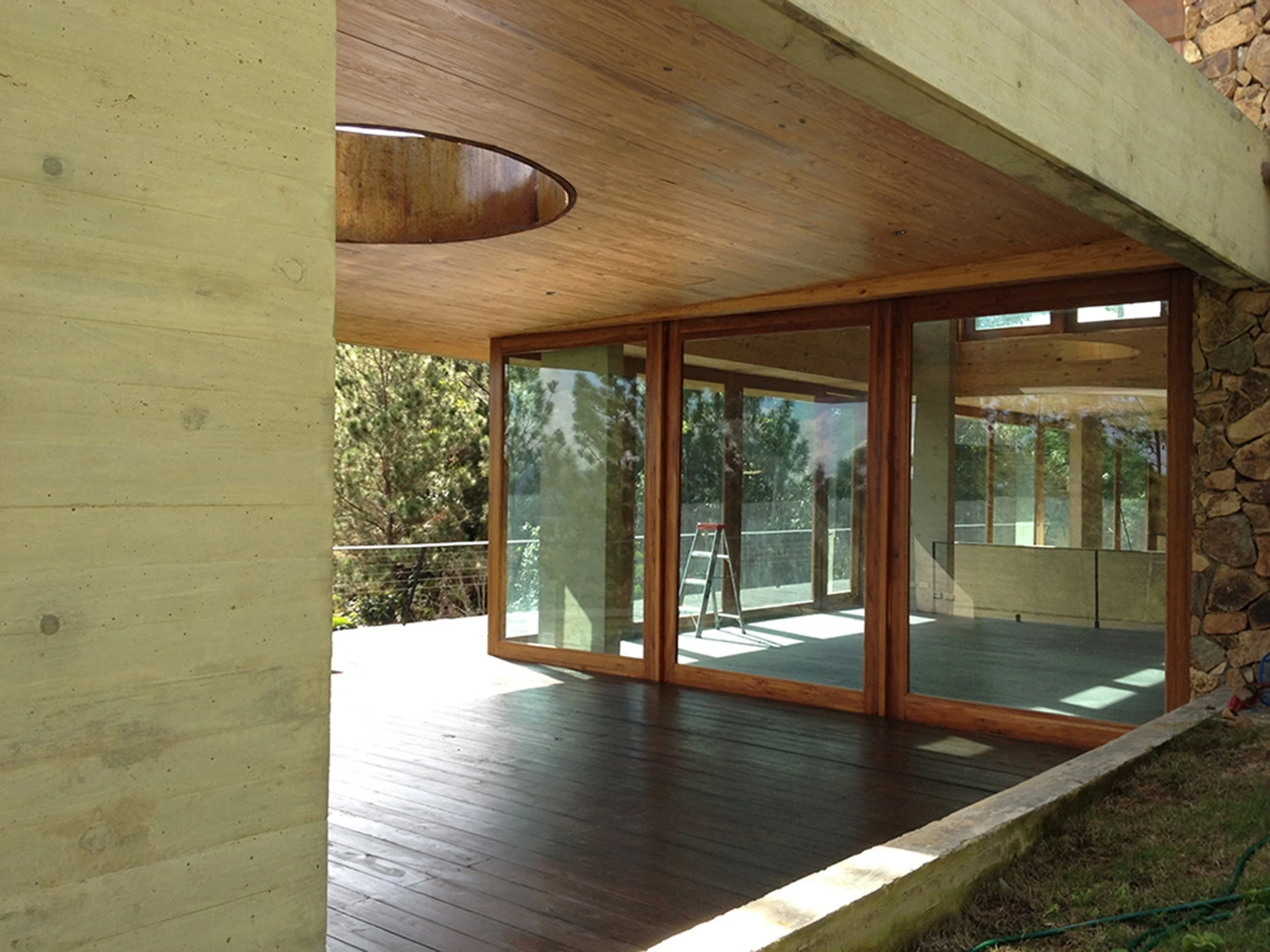 The interior of the home includes several dining and living rooms, and a library (Photo: Eduardo Abreu)