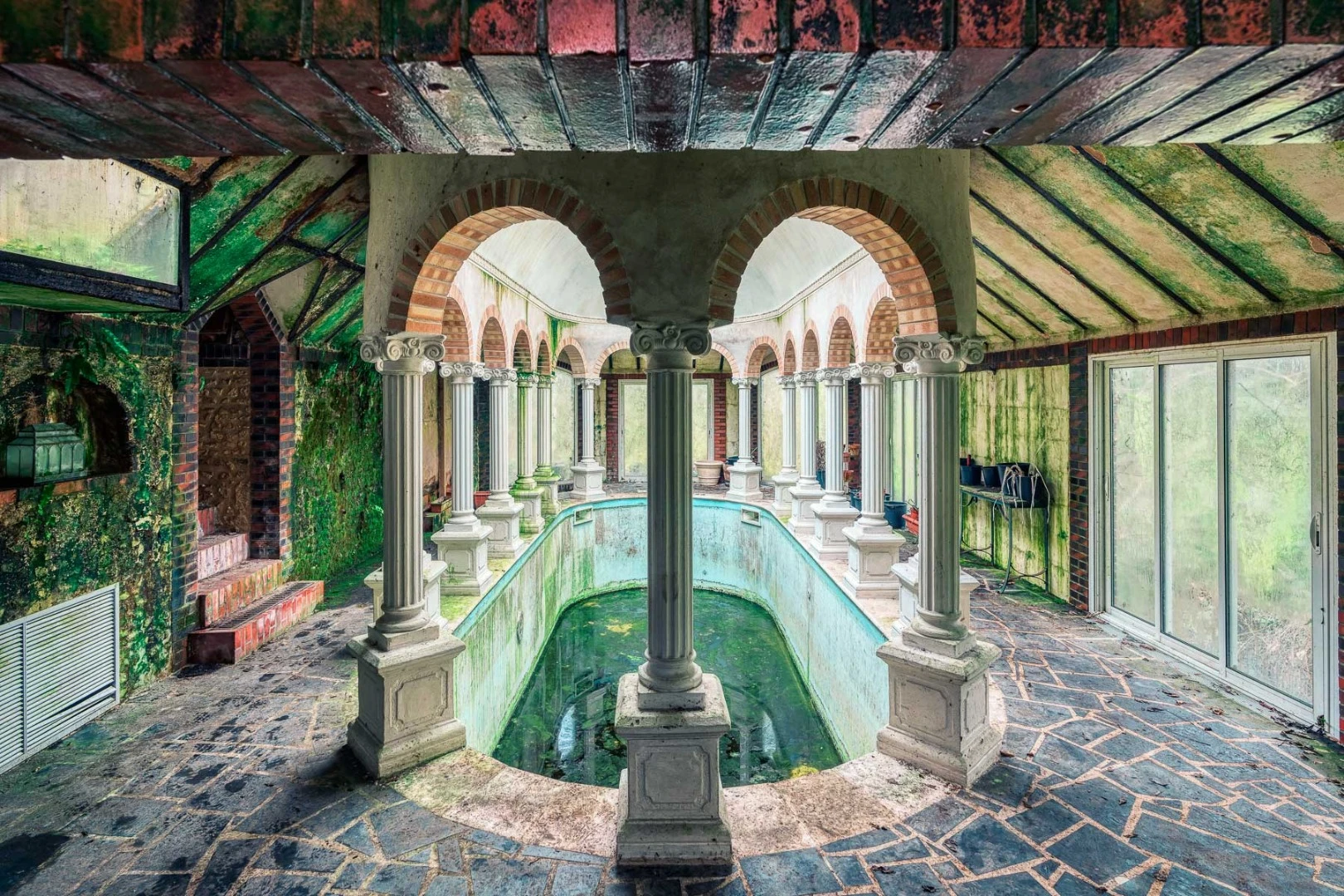 A natural bath found in an abandoned villa. At first glance, it is reminiscent of an old Roman bath. Much more about the property is not known