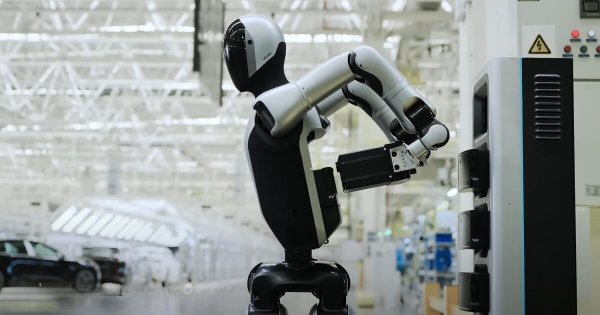 Humanoid robot swaps batteries for nonstop operation