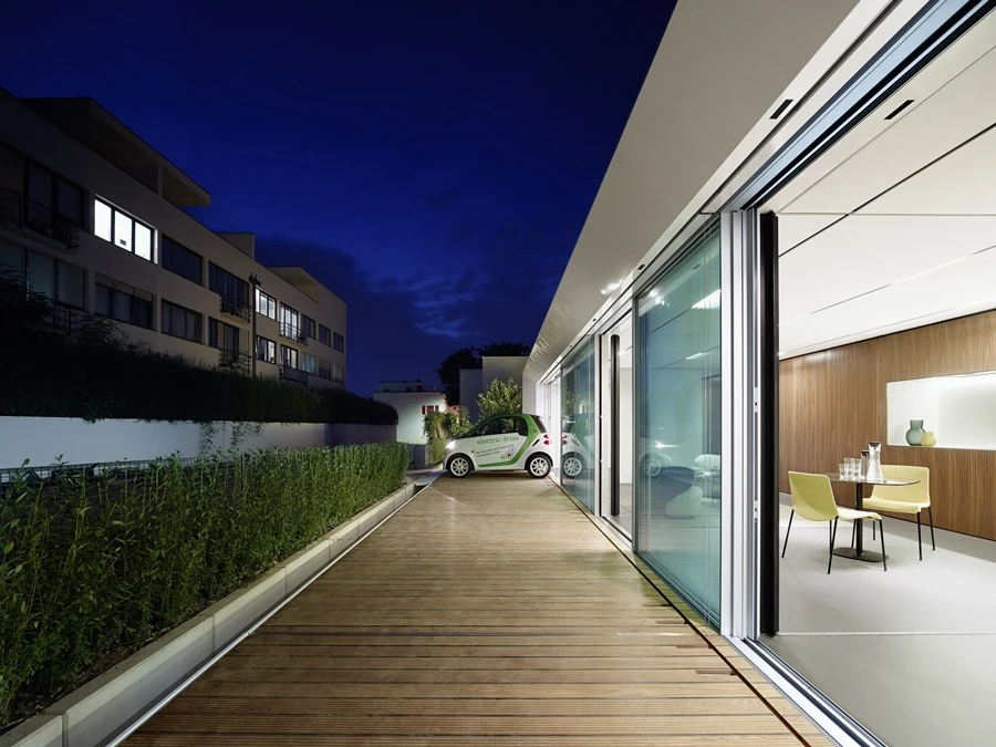 Aktivhaus B10 is a single-story house with a glazed frontage (Image: Zooey Braun)